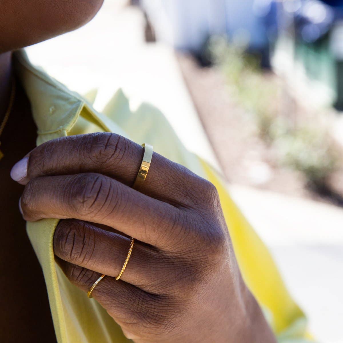 Anillo apilable de cuerda torcida de oro